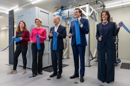 Klaster Neural Superkomputer: Saat Kantor-Kantor Korporat di SCBD Jakarta Oktober 2026 Ganti PC Meja dengan Hub Quantum-Classical untuk Olah Data Korporat dalam Detik